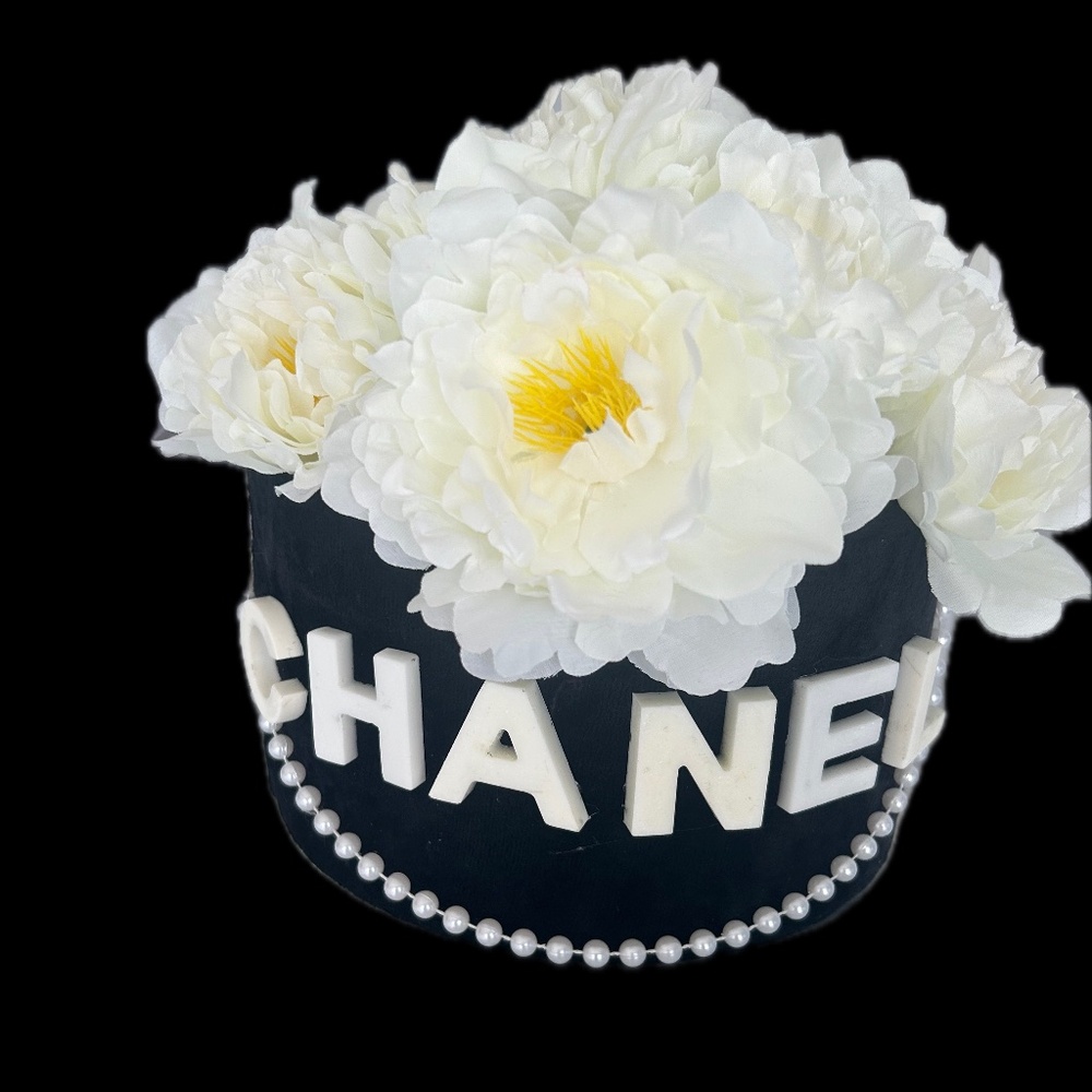 Velvet box with white pearls and raised letters and silk Peony's